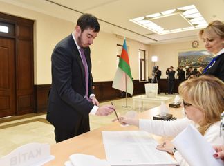Azərbaycan Prezidenti İlham Əliyev 6 saylı seçki məntəqəsində səs verib