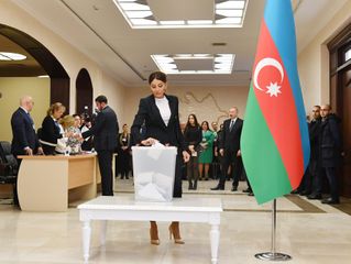 Azərbaycan Prezidenti İlham Əliyev 6 saylı seçki məntəqəsində səs verib