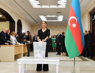 Azərbaycan Prezidenti İlham Əliyev 6 saylı seçki məntəqəsində səs verib