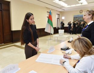 Azərbaycan Prezidenti İlham Əliyev 6 saylı seçki məntəqəsində səs verib