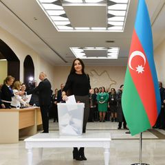 Azərbaycan Prezidenti İlham Əliyev 6 saylı seçki məntəqəsində səs verib