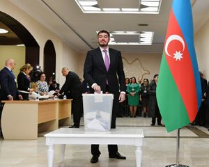 Azərbaycan Prezidenti İlham Əliyev 6 saylı seçki məntəqəsində səs verib