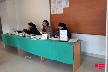 31 saylı Suraxanı II Seçki Dairəsinin üç məntəqəsində yerli və beynəlxalq müşahidəçilər səsvermə prosesini izləyir