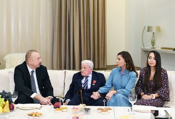Prezident İlham Əliyev Əlibaba Məmmədova “Şərəf” ordenini təqdim edib - YENİLƏNİB