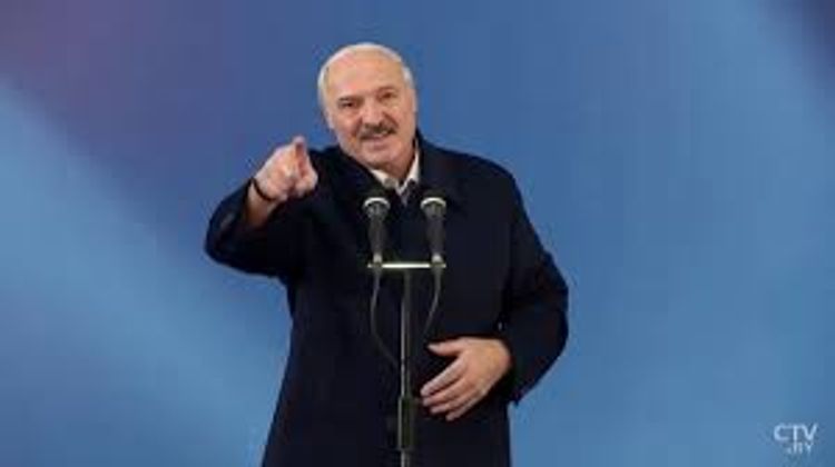 Лукашенко посоветовал белорусам есть местные продукты, а не ананасы - ВИДЕО