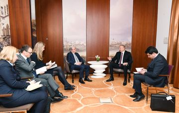 Prezident İlham Əliyev Dünya Bankının icraçı direktoru ilə görüşüb - YENİLƏNİB