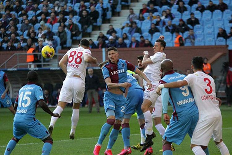 "Trabzonspor" Türkiyə Superliqasında liderliyə yüksəlib 