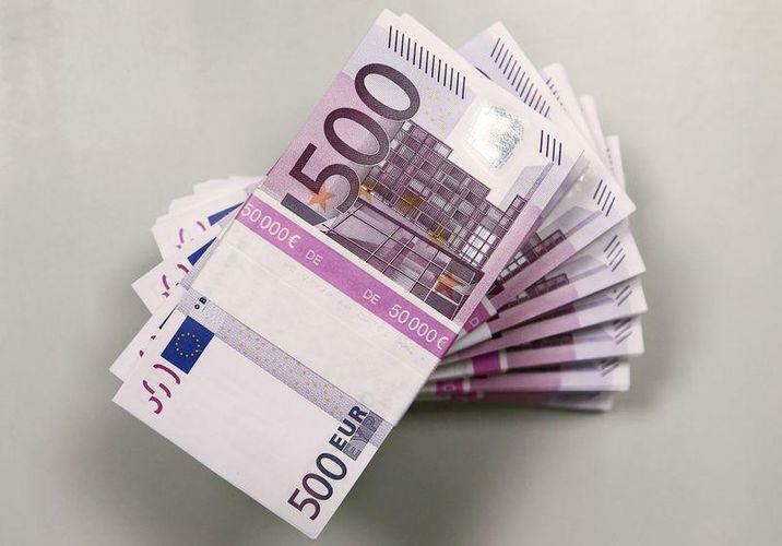 Euro struggles near three-year lows on economic worries