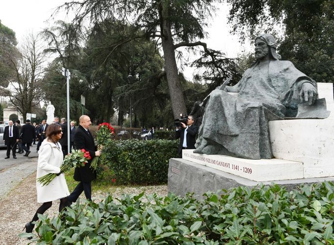 Президент Ильхам Алиев посетил в Риме памятник Низами Гянджеви