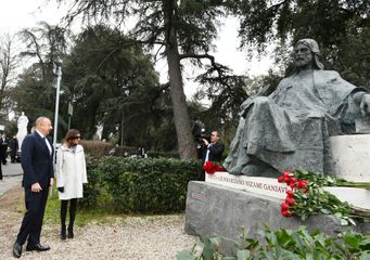 Prezident İlham Əliyev Romada Nizami Gəncəvinin abidəsini ziyarət edib