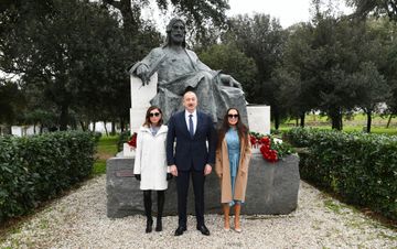 Prezident İlham Əliyev Romada Nizami Gəncəvinin abidəsini ziyarət edib