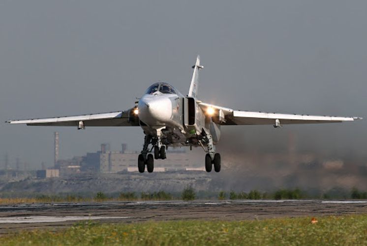Российские Су-24 нанесли удар по Идлибу