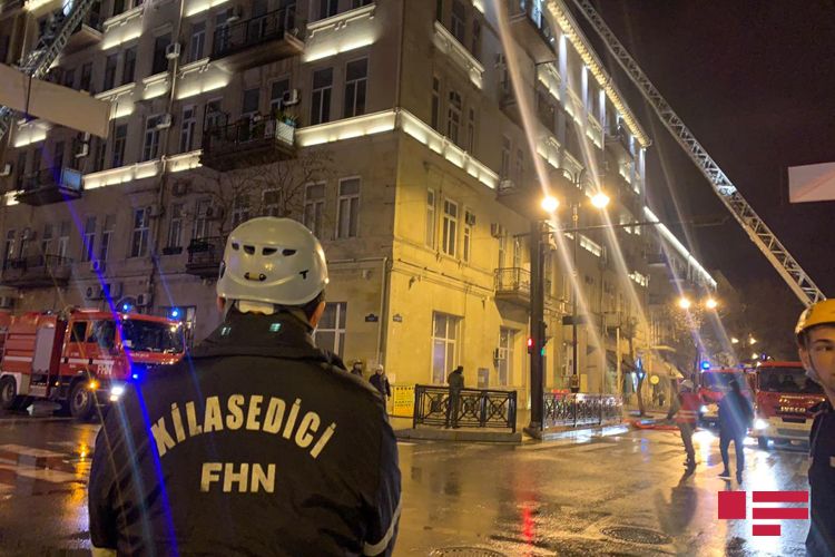 Rəşid Behbudov küçəsində binanın damında baş vermiş yanğın söndürülüb - FOTO - VİDEO