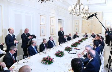 Prezident İlham Əliyev İtaliyanın ən iri şirkətlərinin rəhbərləri ilə birgə işçi nahar edib - YENİLƏNİB
