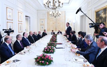 Prezident İlham Əliyev İtaliyanın ən iri şirkətlərinin rəhbərləri ilə birgə işçi nahar edib - YENİLƏNİB