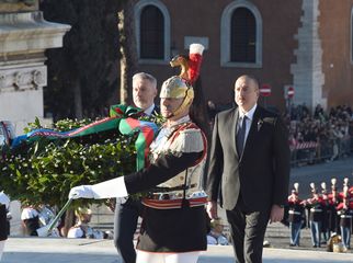 Prezident İlham Əliyev Romada naməlum əsgər abidəsini ziyarət edib