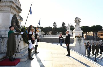 Prezident İlham Əliyev Romada naməlum əsgər abidəsini ziyarət edib