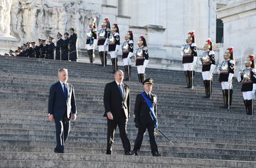 Prezident İlham Əliyev Romada naməlum əsgər abidəsini ziyarət edib