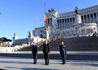 Prezident İlham Əliyev Romada naməlum əsgər abidəsini ziyarət edib