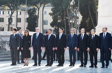 Prezident İlham Əliyev Romada naməlum əsgər abidəsini ziyarət edib