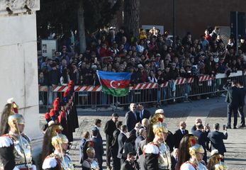 Prezident İlham Əliyev Romada naməlum əsgər abidəsini ziyarət edib