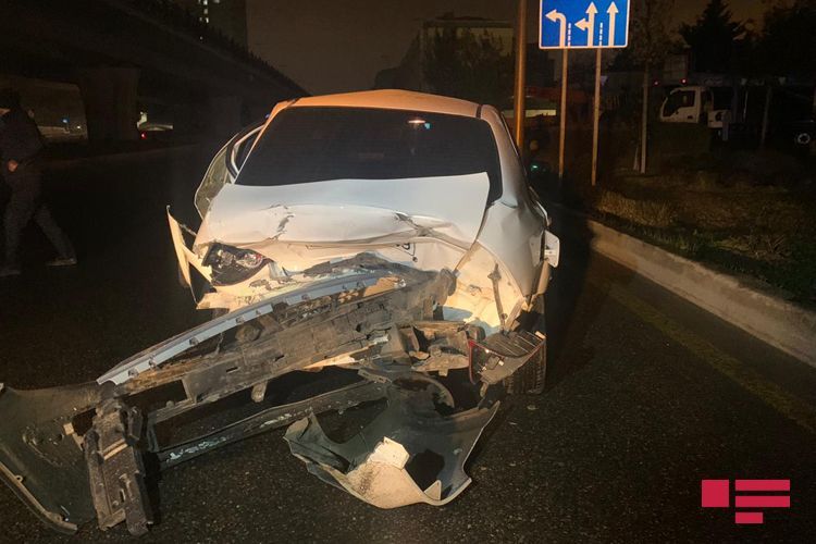 В Баку столкнулись два автомобиля, пострадала пассажир – ФОТО 