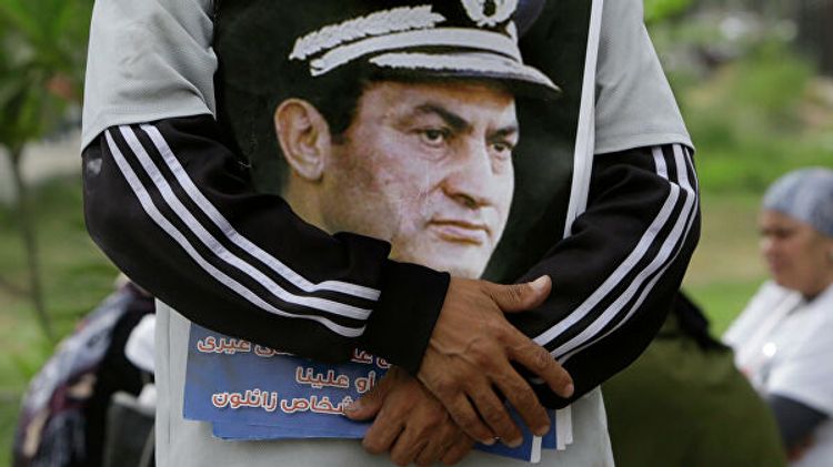 Мубарака похоронят с воинскими почестями