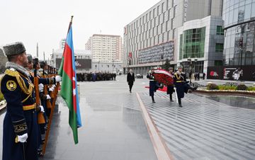 Azərbaycan Prezidenti İlham Əliyev Xocalı abidəsini ziyarət edib - YENİLƏNİB