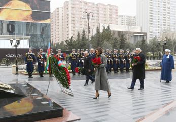 Azərbaycan Prezidenti İlham Əliyev Xocalı abidəsini ziyarət edib - YENİLƏNİB