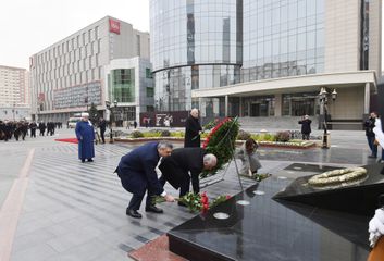 Azərbaycan Prezidenti İlham Əliyev Xocalı abidəsini ziyarət edib - YENİLƏNİB