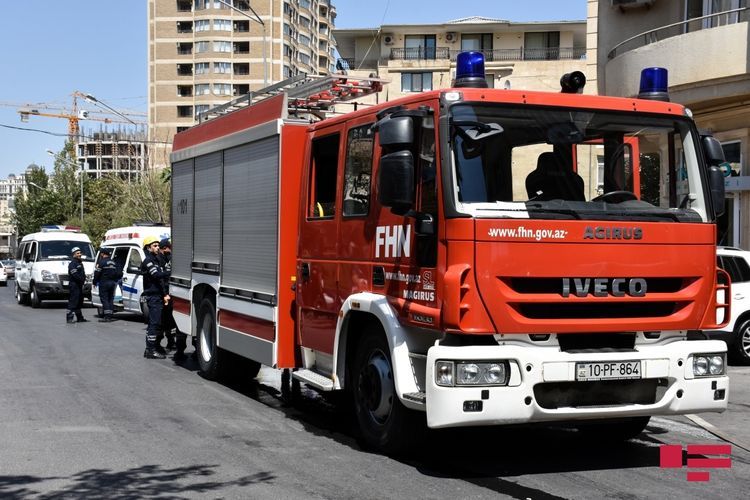 В многоэтажном жилом доме в Баку произошел пожар, эвакуированы 14 жителей
