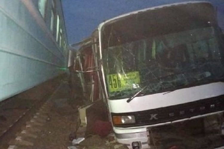 Pakistanda avtobusun qatarla toqquşması nəticəsində ölənlərin sayı 30 nəfərə çatıb - YENİLƏNİB