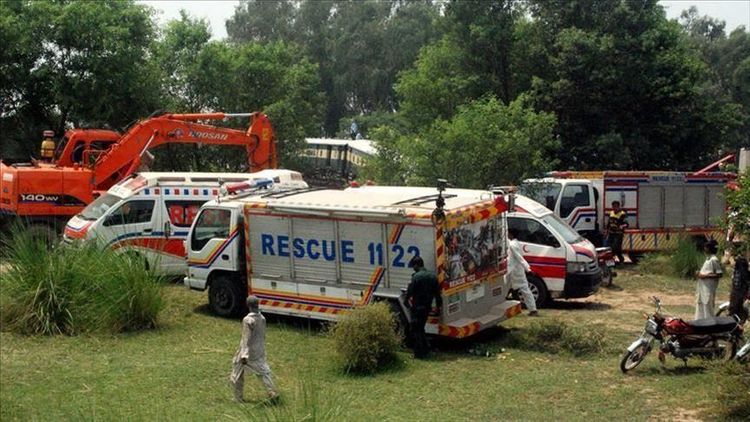 20 killed in train, bus collision in Pakistan