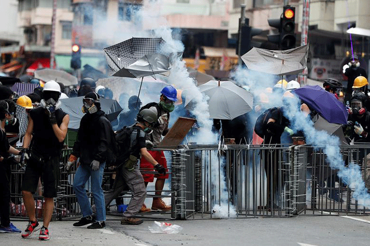 Honkonqda polis aksiyaçılara qarşı gözyaşardıcı qaz tətbiq edib   