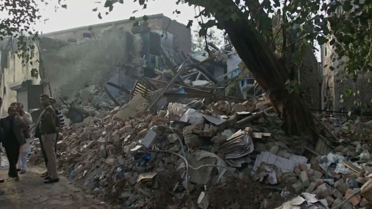 Hindistanda yanğın binanın çökməsinə səbəb olub, dağıntılar altında qalanlar var