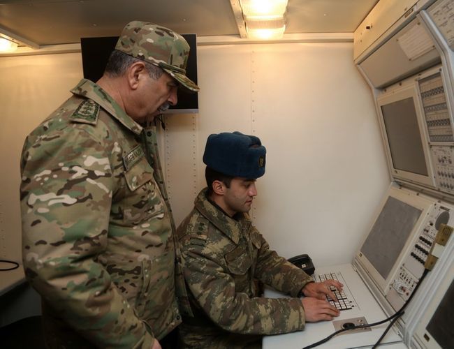 Министр обороны Азербайджана проверил боеготовность подразделений ПВО - ФОТО