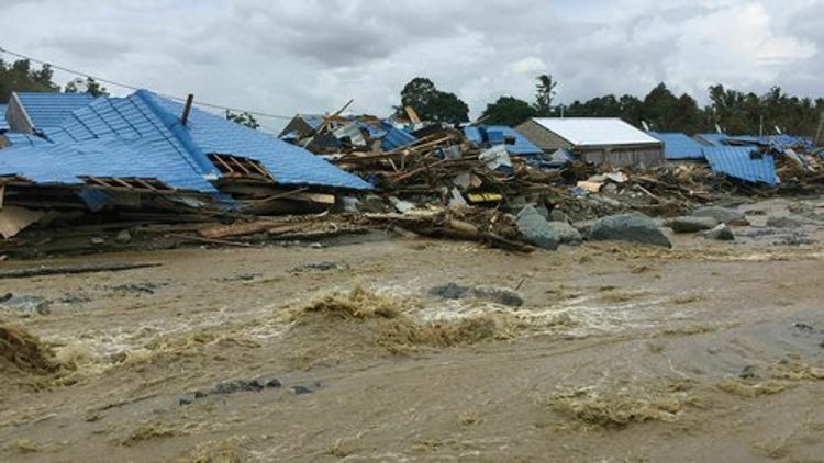 Число жертв наводнения в Индонезии возросло до 26