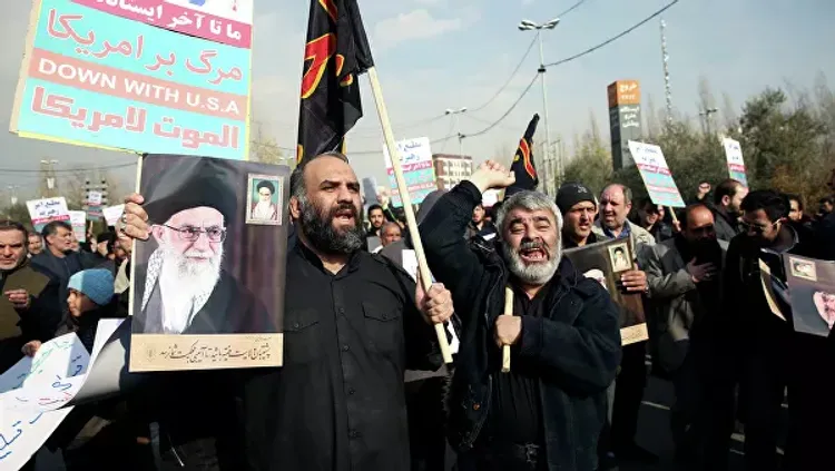 Иранцы вышли на улицы в знак скорби по Сулеймани