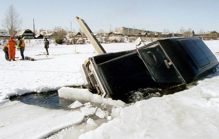 В России около 30 машин рыбаков частично провалились под лед
