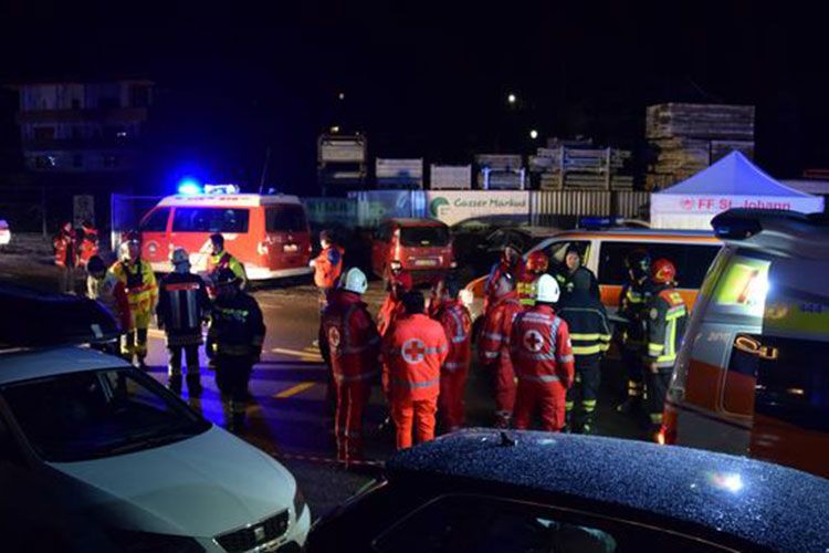 İtaliyada sərxoş sürücü avtomobili turistlərin üzərinə sürüb, 6 nəfər ölüb, 11 nəfər yaralanıb