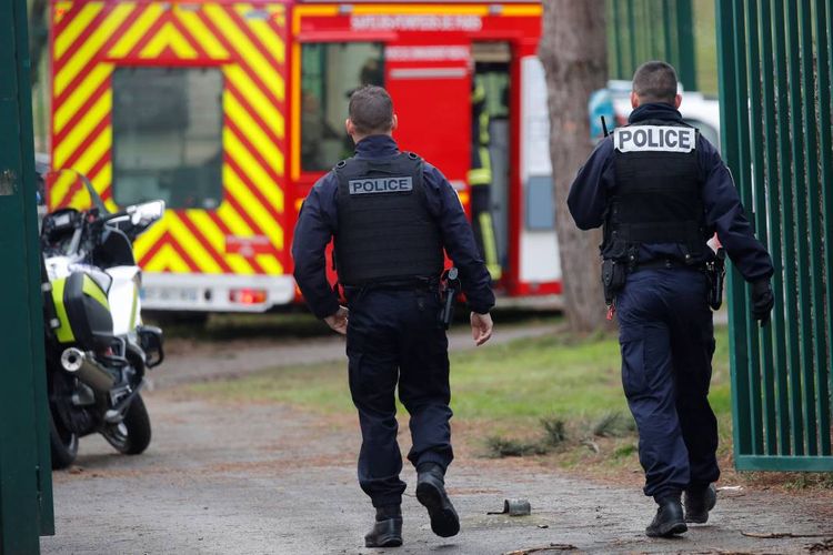 French police shoot and wound knifeman shouting 