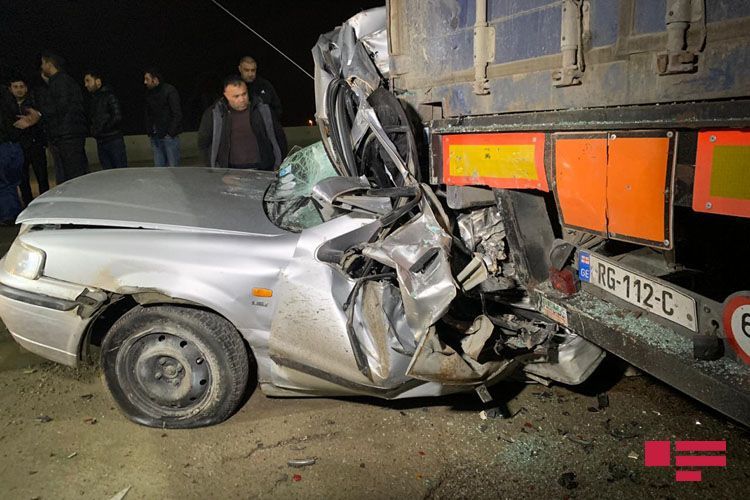 В Баку автомобиль с оторванным колесом врезался в грузовик - ФОТО - ВИДЕО