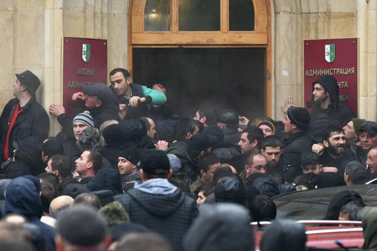 Gürcüstan Prezidenti Abxaziyada baş verənlərə münasibət bildirib - FOTO