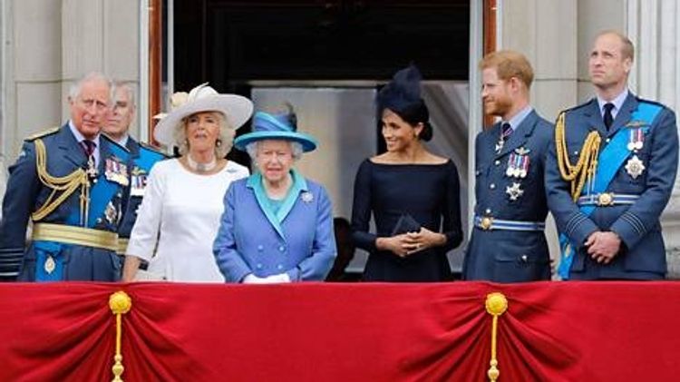  Queen Elizabeth holds emergency meeting