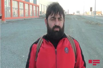 20 yanvar şəhidlərinin xatirəsinin əbədiləşdirmək məqsədilə Şəmkir sakini əlində Azərbaycan bayrağı piyada Bakıya yola düşüb