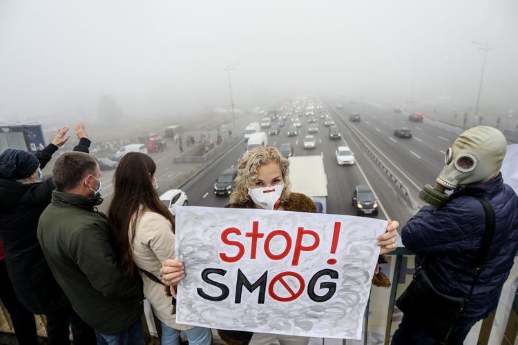 Smog in southern Europe sparks car bans and street protests