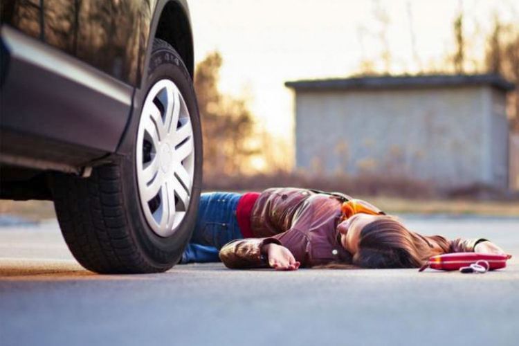 В Баку автомобиль насмерть сбил школьницу