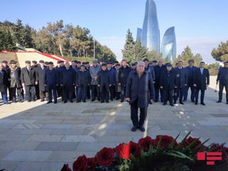Ağsaqqallar Şurasının üzvləri Şəhidlər Xiyabanını ziyarət edib - FOTO