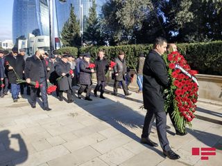 Ağsaqqallar Şurasının üzvləri Şəhidlər Xiyabanını ziyarət edib - FOTO