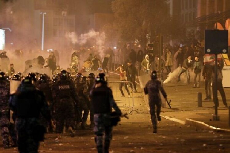 Livanda polislə etirazçılar arasında baş verən qarşıdurmalarda təxminən 70 nəfər xəsarət alıb